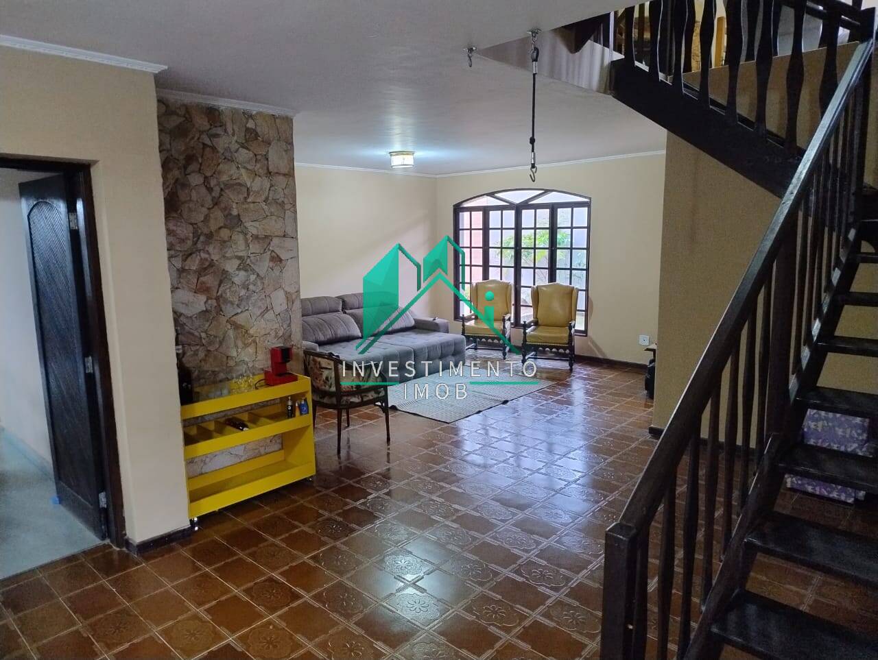 Casa à venda com 3 quartos, 600m² - Foto 2